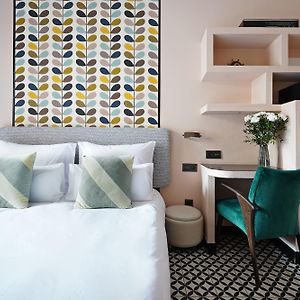 Camera media con letto king size